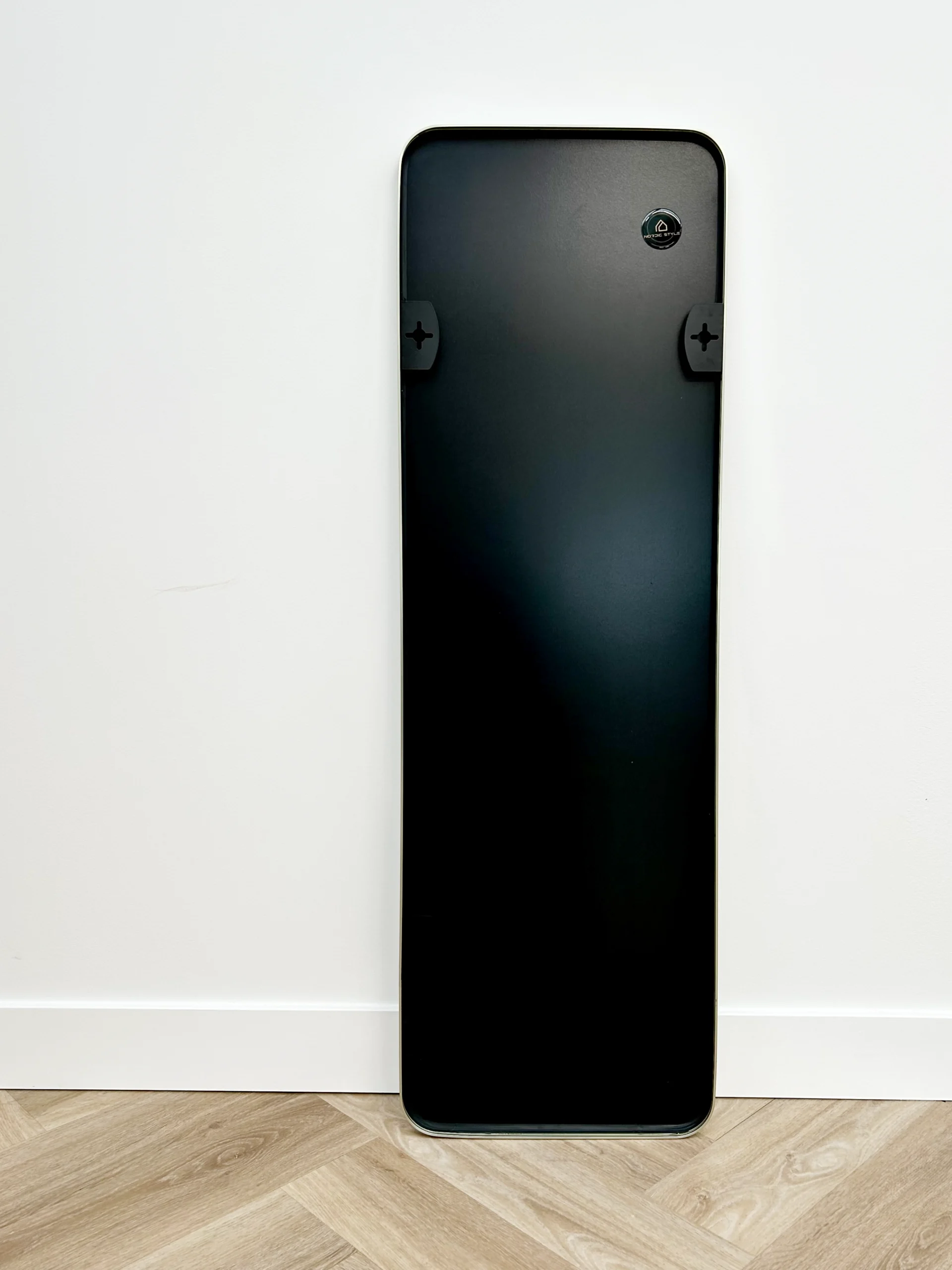 Ivar afgeronde hoek spiegel 125x40 cm achterkant