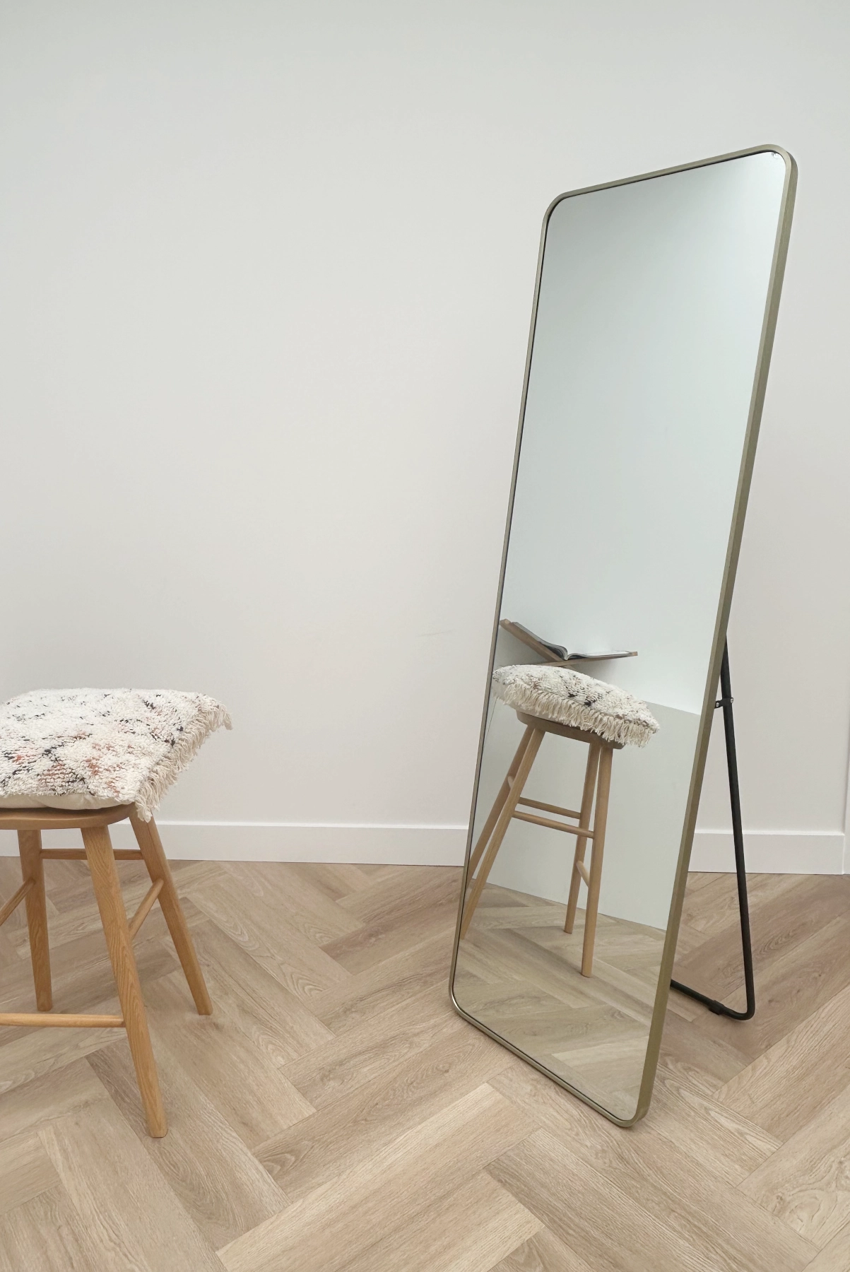 Ivar afgeronde hoek spiegel 170x50 cm greige 6