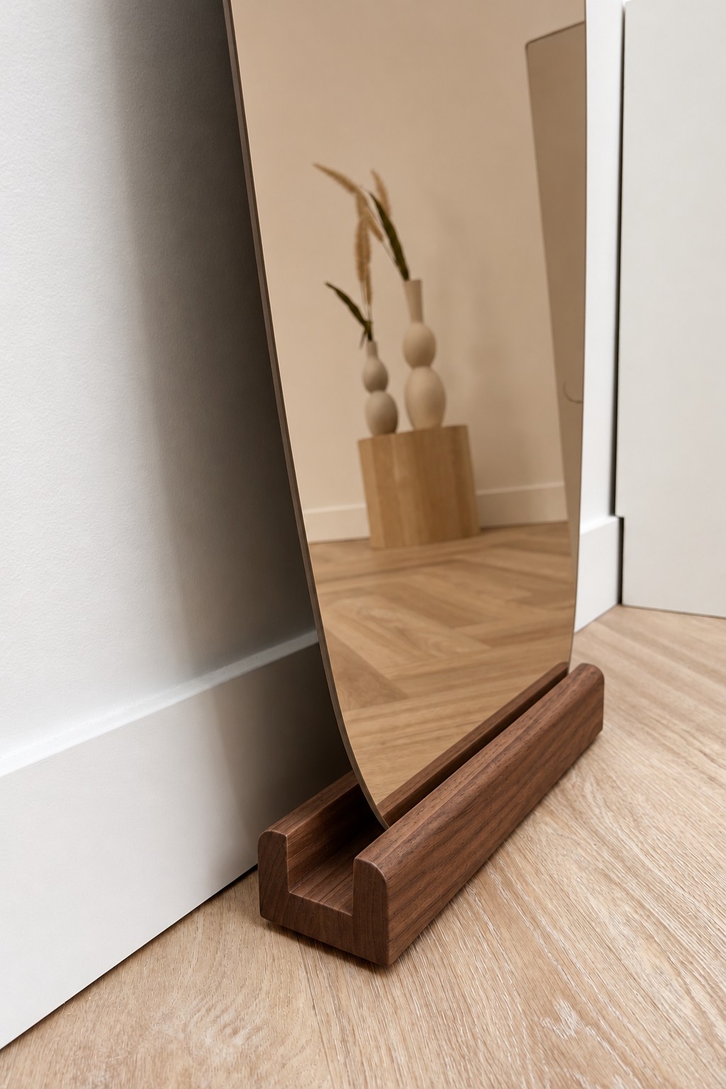 Hanna-Frameless-170x50-brons-02-detail-walnut